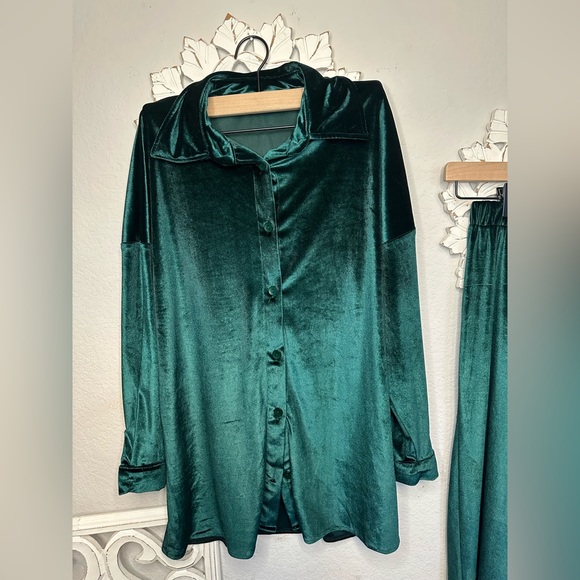 Soft & stretchy emrald green velvet wide leg pant & button up set size Medium✨ - Picture 5 of 12